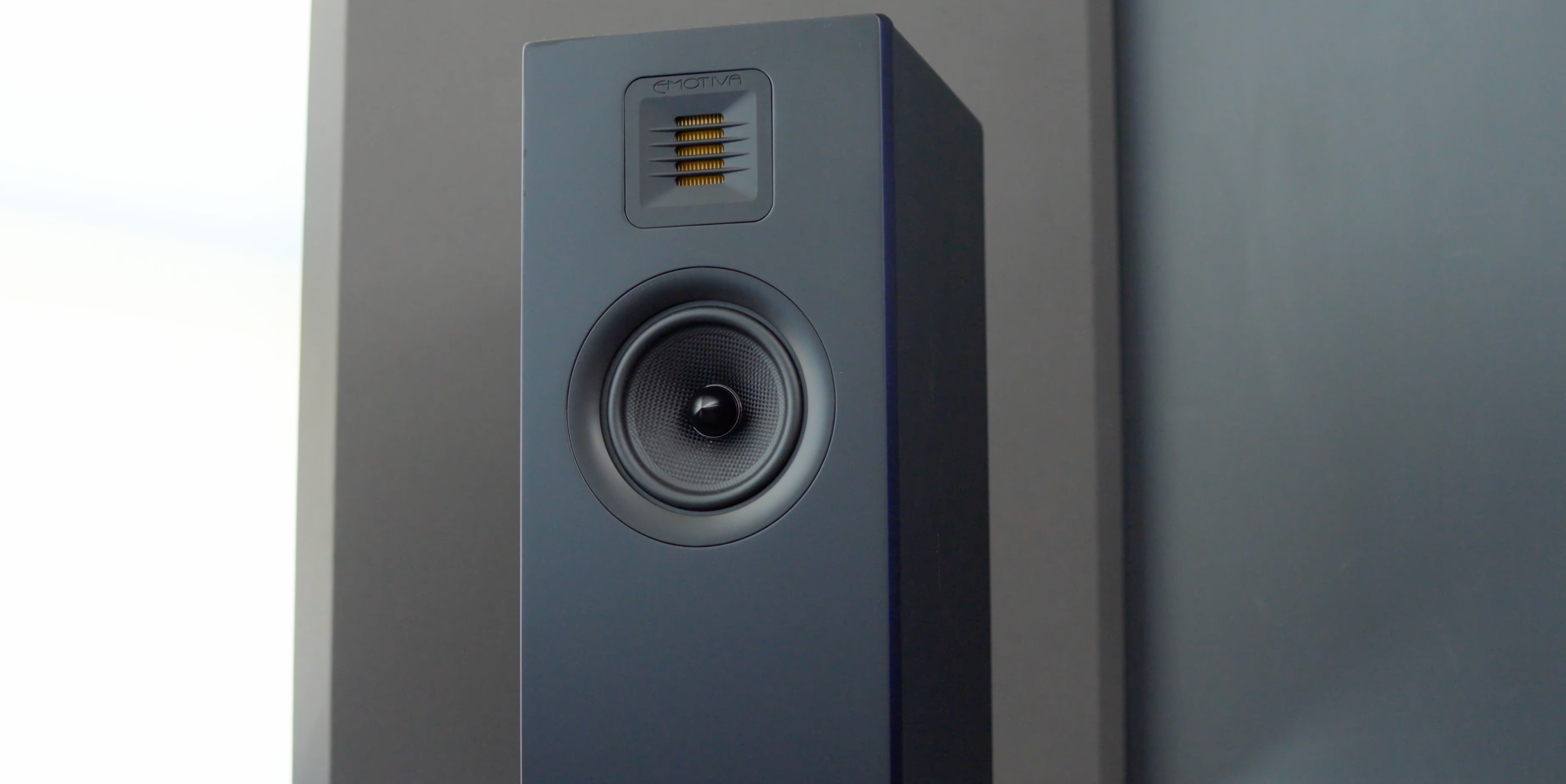 Taps Das Reviews the Airmotiv XT1 Loudspeakers